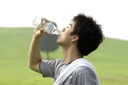 类风湿患者应当多喝水，每日至少八杯水