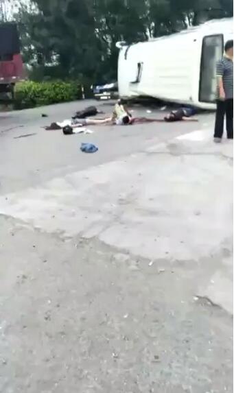 中巴车与一大挂车相撞,直接造成3人死亡! 中巴车与一大挂车相撞,直接造成3人死亡!