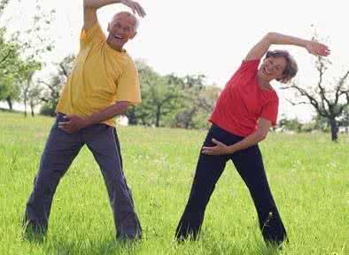 中老年人患上了风湿之后，除了吃药还要学会进行自我锻炼！