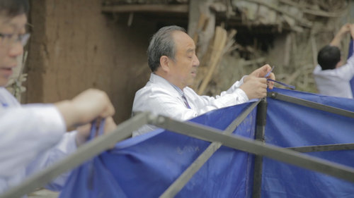 刘春勇主任毫不犹豫投入救助“风湿村”大部队,尽自己一份力 刘春勇主任毫不犹豫投入救助“风湿村”大部队,尽自己一份力
