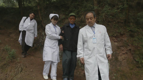 刘春勇主任毫不犹豫投入救助“风湿村”大部队,尽自己一份力 刘春勇主任毫不犹豫投入救助“风湿村”大部队,尽自己一份力