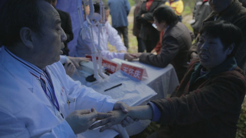 刘春勇主任毫不犹豫投入救助“风湿村”大部队,尽自己一份力 刘春勇主任毫不犹豫投入救助“风湿村”大部队,尽自己一份力