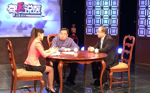 刘春勇主任在节目中介绍风湿关节病病理常识