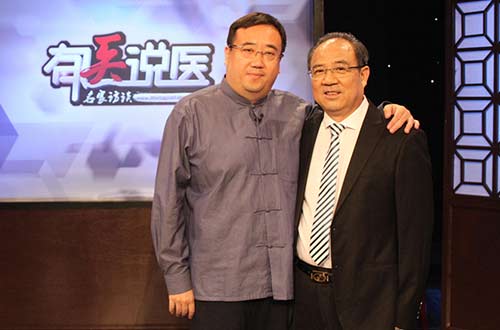 节目结束后刘春勇主任和那威合影留念 节目结束后刘春勇主任和那威合影留念