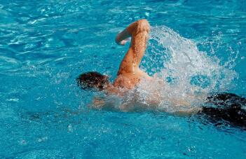 游泳还能够防治强直性脊柱炎？是什么原理？