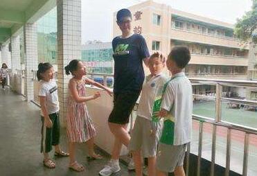 11岁男孩身高2.06米，或将申请吉尼斯世界纪录