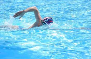 强直性脊柱炎患者游泳好处多多，但不是人人都合适的！