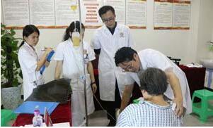 林孝义教授询问患者具体病情同时进行简单的体查