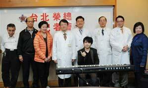 亚洲“钢琴小王子”之称的“VK克”许勤毅(左)感謝林孝义医师(右)悉心治疗，让他保有生活品质
