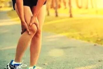 膝盖滑膜炎的症状有哪些? 崔丽专家：警惕膝盖出现4种症状